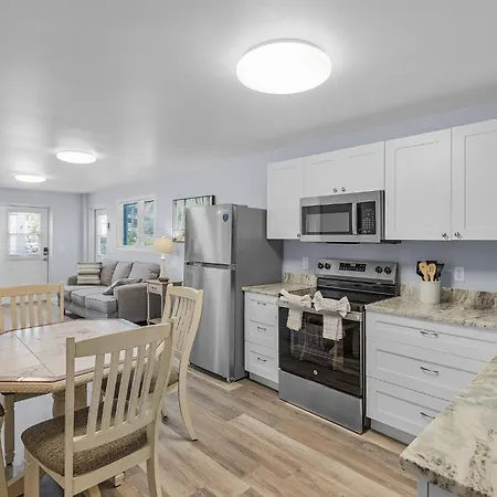 815 Third Street Escape: 2Bd Cottage, Close To Restaurants!
